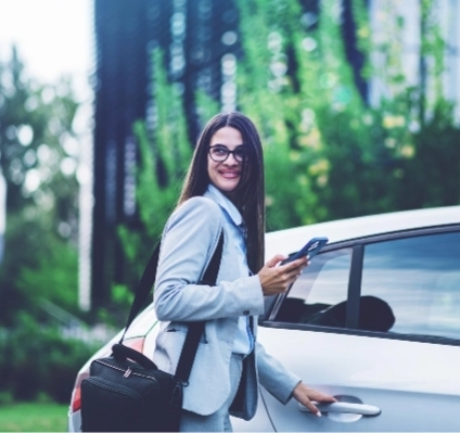 Fachberaterin mit Auto vor dem Kundentermin. Mit viel Kompetenz rund um Energieeffizienz zur passenden Modernisierungslösung.