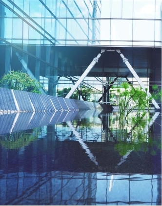 Gewerbliches Gebäude, dessen gebäudetechnische Anlagen dank ROM Technik hohe Anforderungen an Nachhaltigkeit erfüllen.
