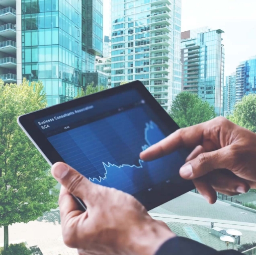 Fachpersonal von ROM wirft mit einem Tablet einen Blick auf die Potenziale zur energetischen Optimierung eines Gebäudes.