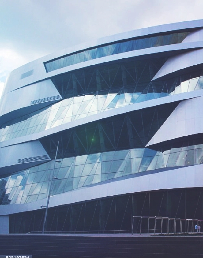 Foto eines gewerblich genutzten Gebäudes mit avantgardistischer Architektur und maßgefertigter Technischer Gebäudeausrüstung.